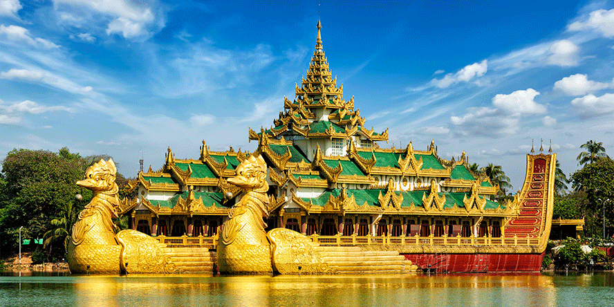 Karaweik---replica-of-a-Burmese-royal-barge-at-Kandawgyi-Lake,-Yangon,-Myanmar-